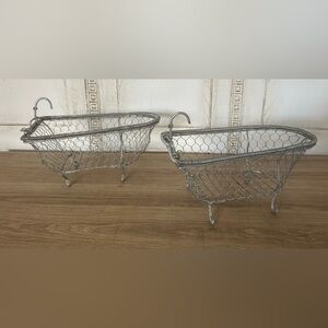 Adorable! Wire Clawfoot Tub Decor.